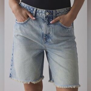 🟤NWT BDG by URBAN OUTFITTERS Tori Mid Rise Cutoff Jort in Light Denim